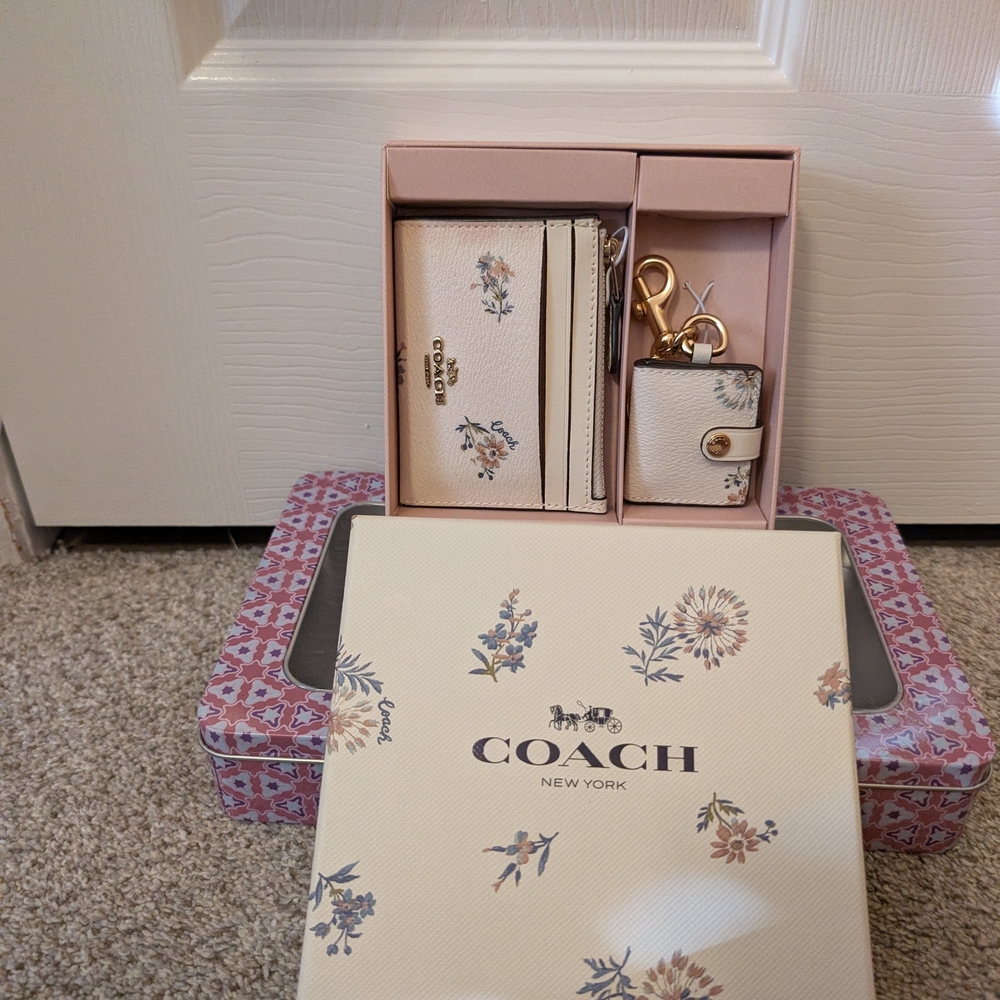 Chic Floral Wallet and Keychain Set